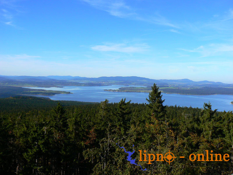 Snmek zachycuje jezero smrem ku ern v Poumav. Focen byl 09.10.2006 z rozhledny na Vtkov Hrdku