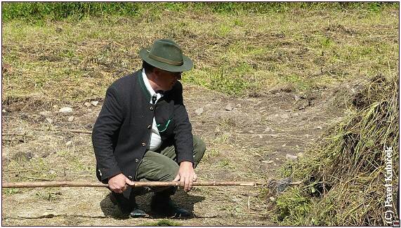 Ing. Hynek Hladk zapaluje mil<br />Foto z uhlskch dn na Jelench Vrch z roku 2008