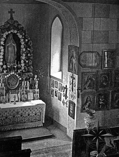 Pohled na interiry kaple. Na olti je vidt socha Panny Marie Lurdsk, <br>kterou dnes mou lid spatit v kostele nejsvtj trojice v Srn.