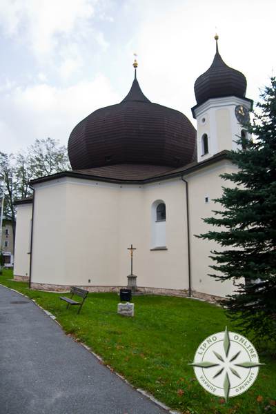 Pdorys kostela je ve tvaru esticp hvzdy