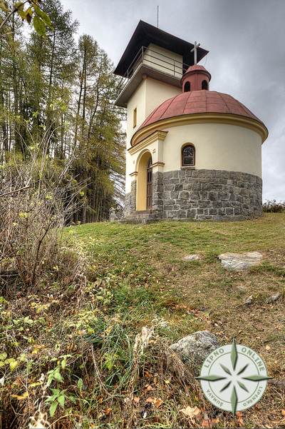 Na rozhlednu je nalepena i kaple sv. Vclava 